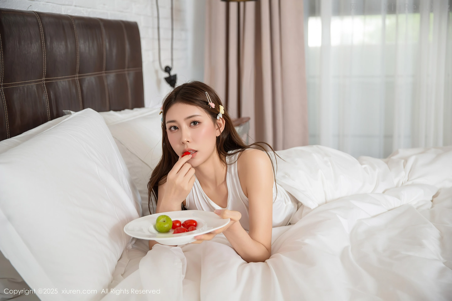 图片[2]-[XiuRen秀人网]VOL.10679 模特悦兮私房性感白色家居服搭配白色丝袜秀翘臀美腿诱惑写真72P-秀人网官方网站